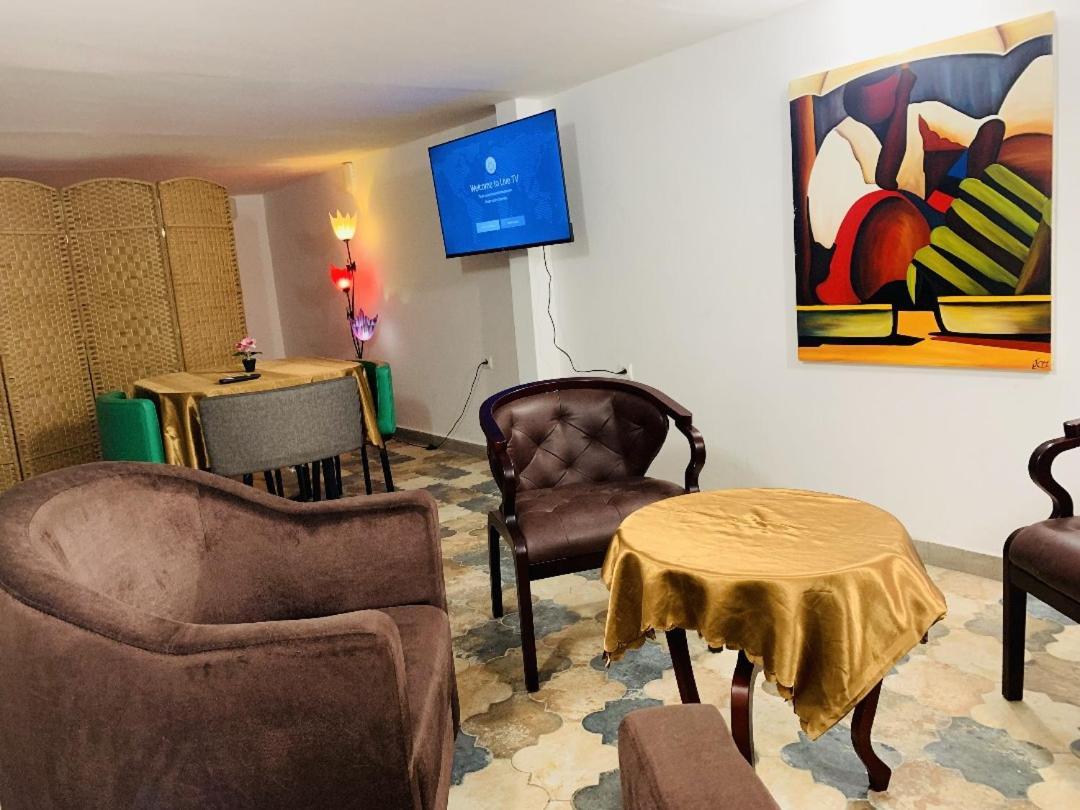 Namaste Hotel & Restaurant 리브르빌 외부 사진