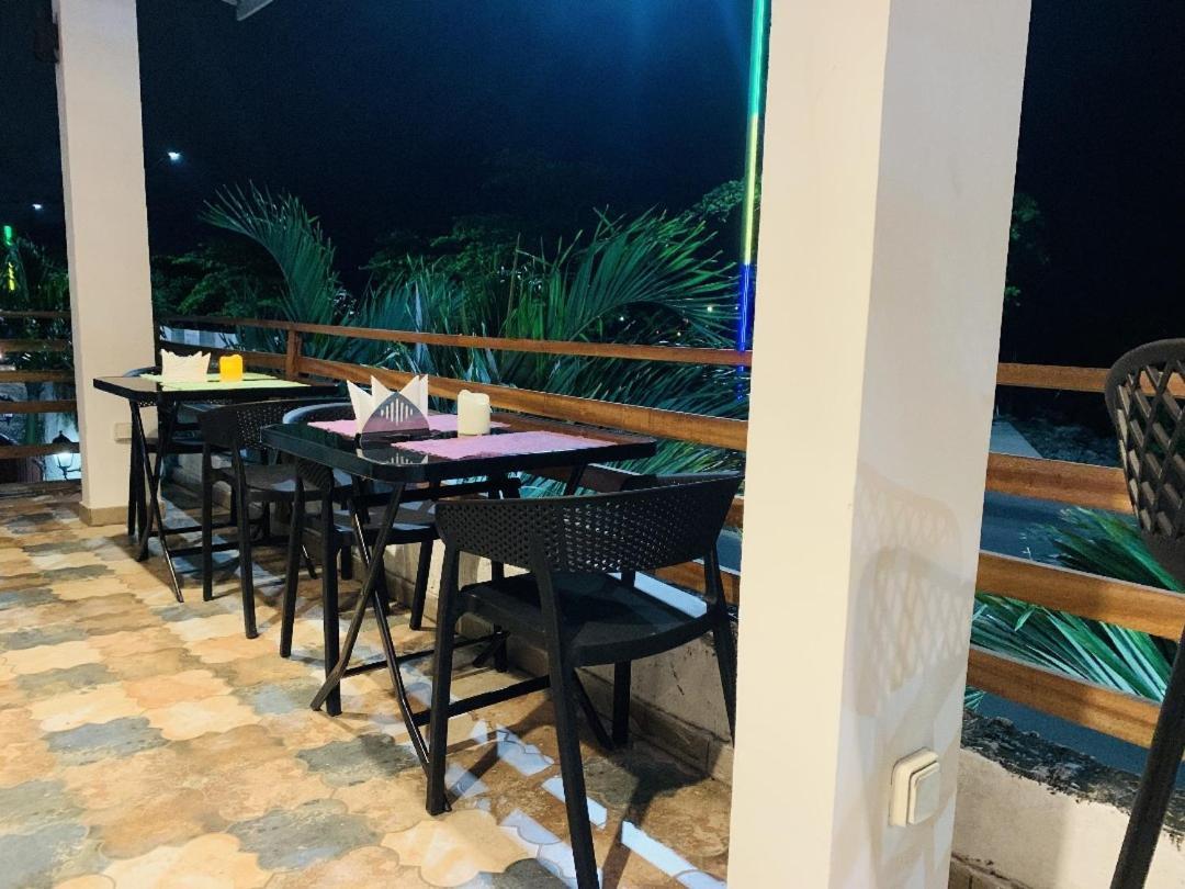 Namaste Hotel & Restaurant 리브르빌 외부 사진